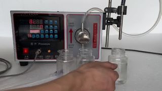 Liquid filling machine